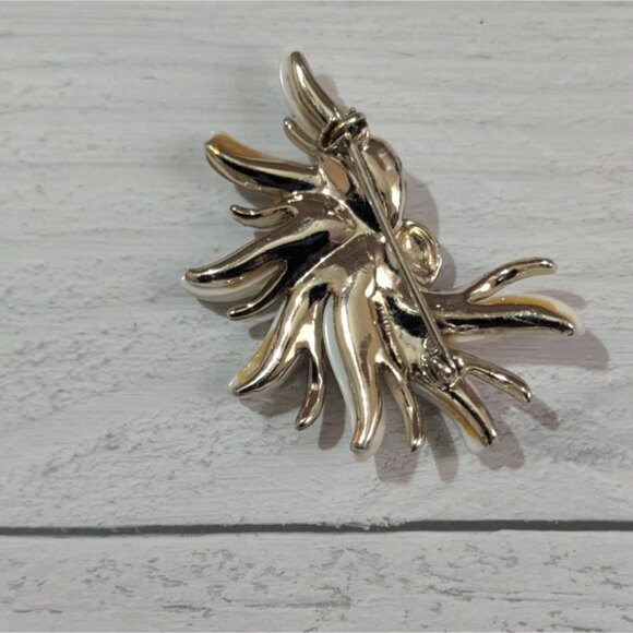 Vintage White Thermoset Gold Tone Flower Pin Brooch Abstract Design retro Estate - Picture 3 of 7